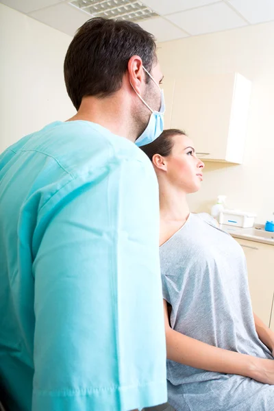 Jovem no dentista — Fotografia de Stock